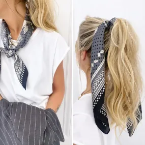 Foulard gris à motifs cheval et bandana
