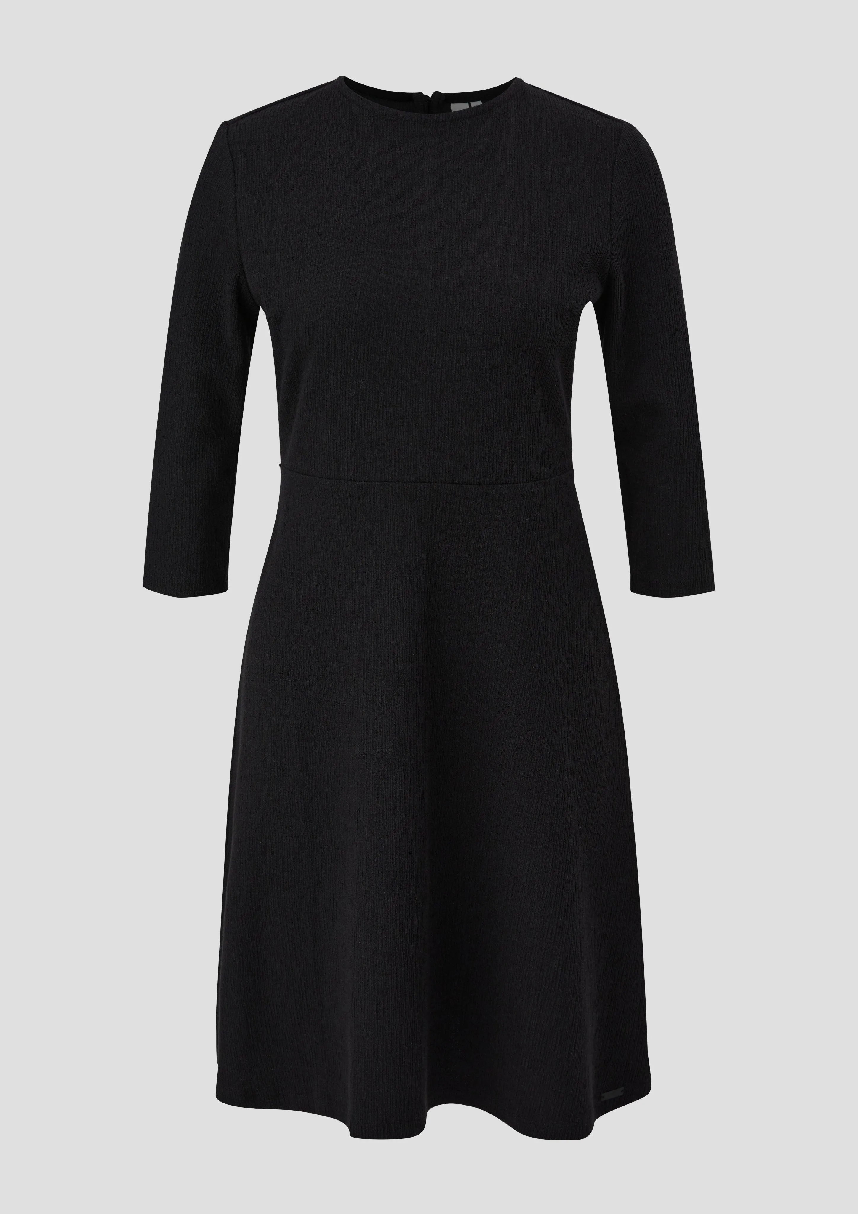 Robe ornée d’une découpe dans la nuque